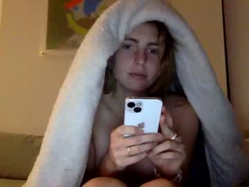 girl
        swampslut69 cam image #3369452
