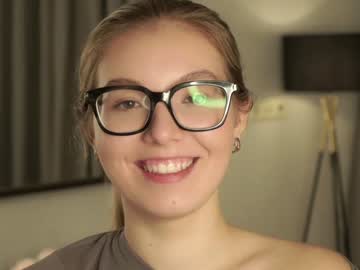 girl
        gillianelletson cam image #5664264