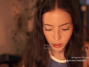 girl
        effylowell_ cam image #3681368