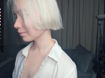 girl
        silvergloss cam image #2559837
