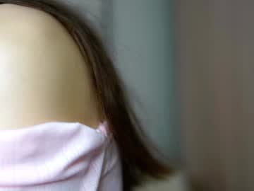 girl
        peek_in_my_window cam image #4602336