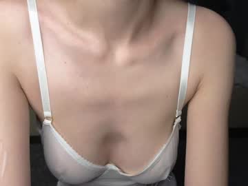 girl
        lauratanguy cam image #5369041