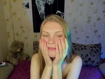 girl
        phoebepaw cam image #4194903