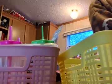 girl
        dinolover2022 cam image #3706813