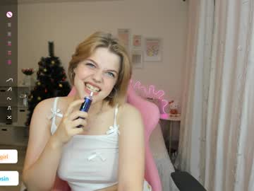 girl
        maya_blonde18 cam image #5660648