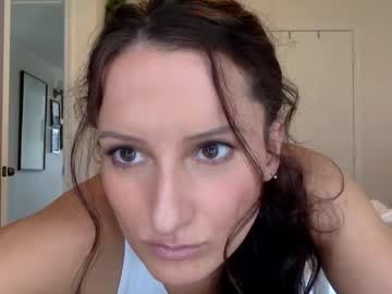 girl
        born2playwithu cam image #5002368