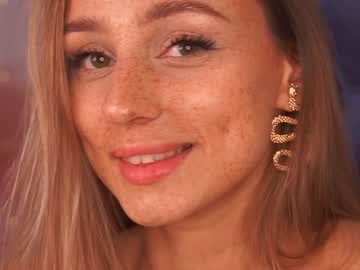 girl
        artease cam image #1410815