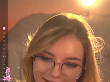 girl
        my_little_pollly cam image #6670859