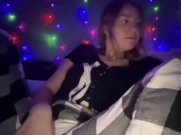 girl
        skylarpeachy cam image #6191725