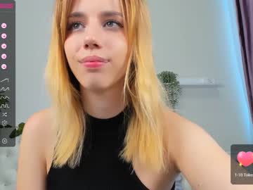 girl
        creamy_raspberry cam image #2182590