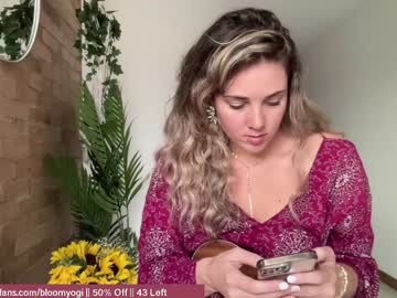 girl
        bloomyogi cam image #420860