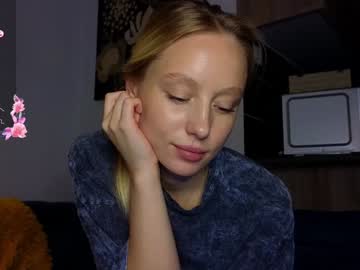 girl
        white_lime cam image #4556045