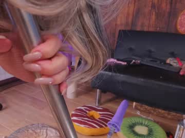 girl
        mollyflwers cam image #6332298