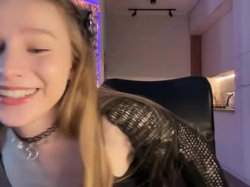 girl
        whoisalisa cam image #6717423
