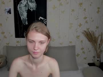 girl
        phoebepaw cam image #4359931