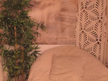 girl
        yourmidnightcoffee cam image #3115387