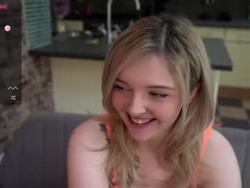 girl
        lucydelovely cam image #2450374