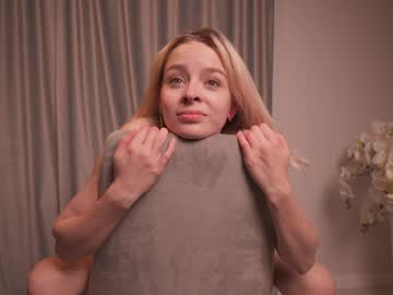 girl
        wanda_woman cam image #5210647