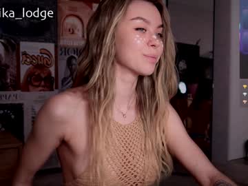 girl
        nika_lodge cam image #6532501