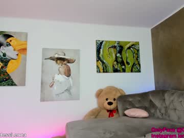 girl
        lenna_godess cam image #4841350