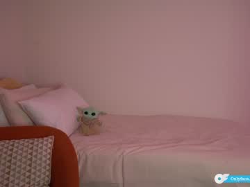 girl
        chloewildd cam image #2352982