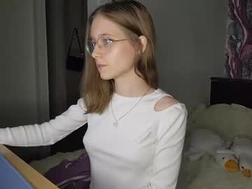 girl
        lowress cam image #6295068