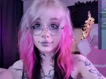 girl
        lollyshy__ cam image #5780323