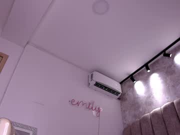girl
        emily_____ cam image #6572241