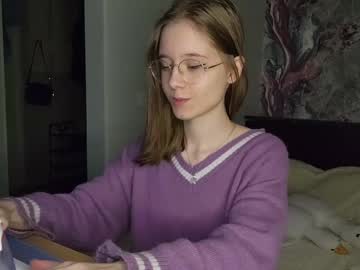 girl
        lowress cam image #6317574