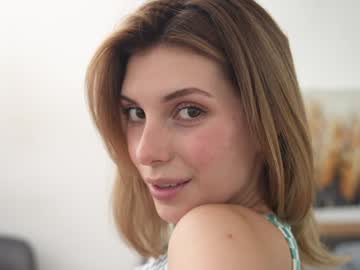 girl
        refined_style cam image #4999690