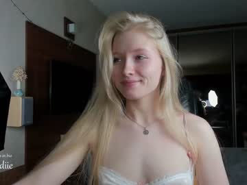 girl
        bestblondiiecb cam image #750593