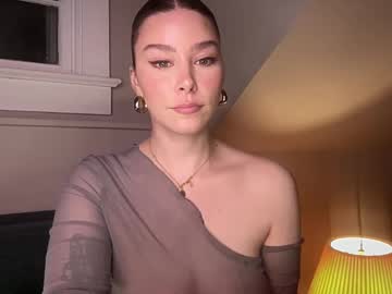 girl
        novavangogh cam image #6515295