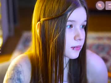 girl
        isoull cam image #6916895