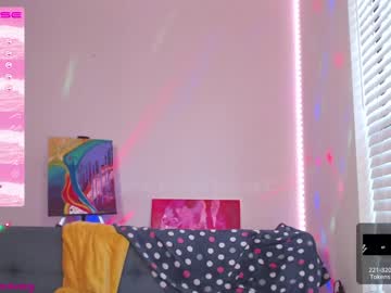 girl
        petitebrat cam image #342103