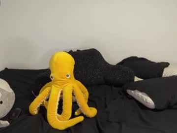 girl
        gomoreup cam image #3798687