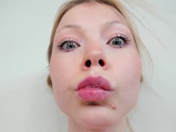 girl
        deva_alice cam image #1896905