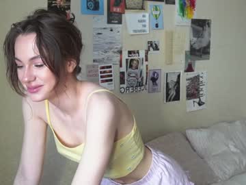 girl
        daisy_mint cam image #1193379