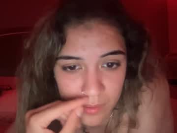 girl
        daisycremm cam image #4179323