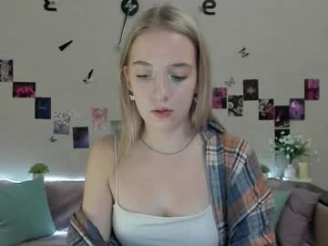 girl
        the_scarlet_flower_ cam image #5096293