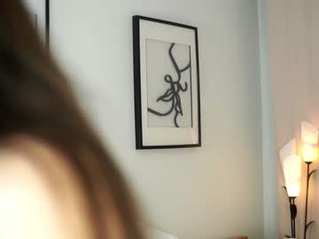 girl
        peek_in_my_window cam image #4955733