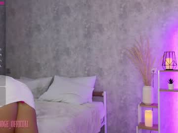 girl
        nika_lodge cam image #1195018