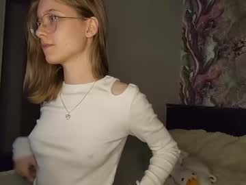 girl
        lowress cam image #6280636