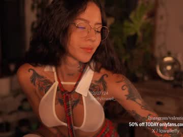 girl
        effylowell_ cam image #4509589