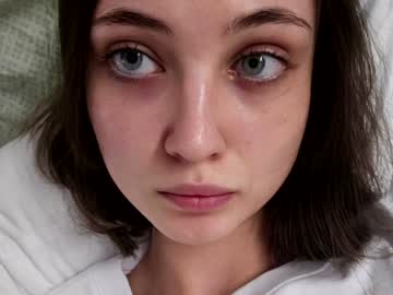 girl
        lauratanguy cam image #5857766