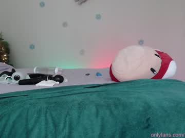couple
        pandaworldcb cam image #485390