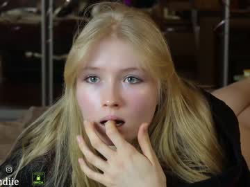 girl
        bestblondiiecb cam image #3471634