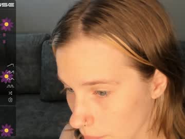 girl
        lynnatlee cam image #4096805