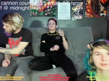 couple
        thecouchcast cam image #567389