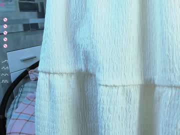 girl
        lolliis cam image #2437332