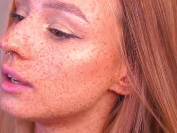 girl
        artease cam image #541386